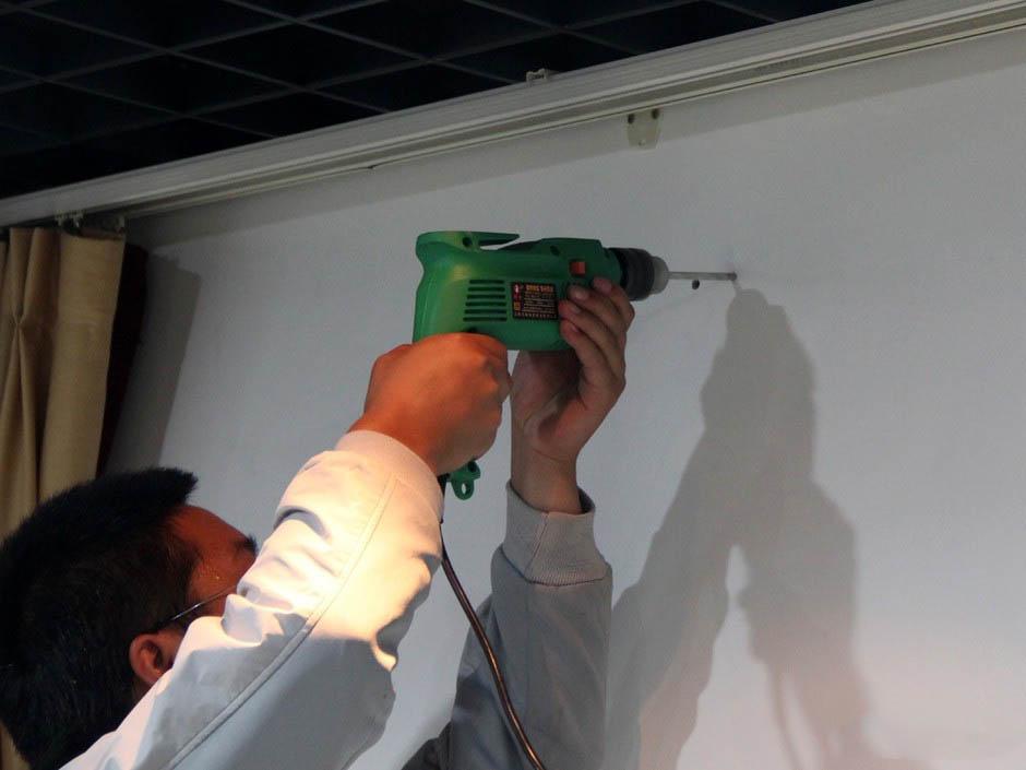 师傅赶工给墙面打孔会损坏墙体吗,工人打孔打坏瓷砖