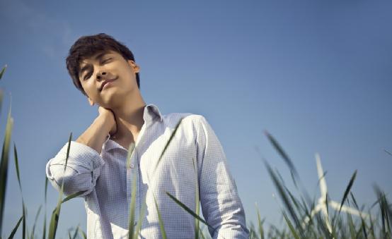 李易峰相貌变化,李易峰现实生活抽烟