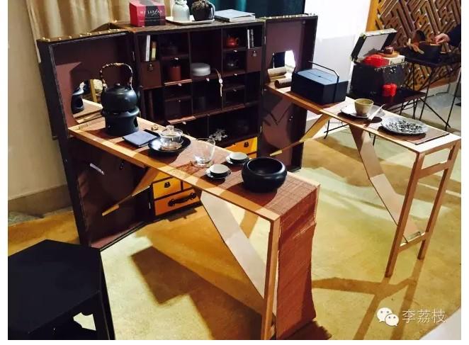 我在LV展价值20万人民币的箱子上吃了一顿老北京饺子