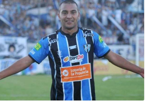 一枪爆头：阿根廷乙级联赛*乱暴**，警察开枪*压镇**，误伤主队替补中场