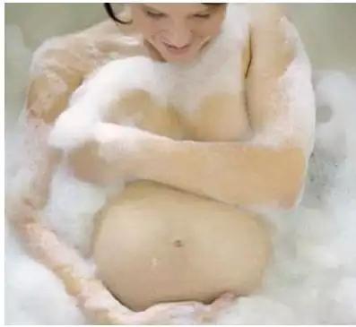 孕妇洗澡时，一定要谨记这4条禁忌，不然后悔一辈子