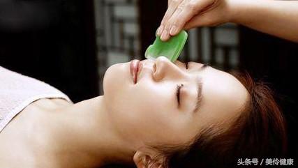 白癜风治疗的刮痧法,刮痧刺血治疗白癜风