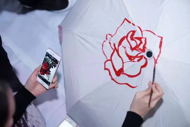 “最佳拍档——手绘雨伞”活动在亮宝楼成功举办