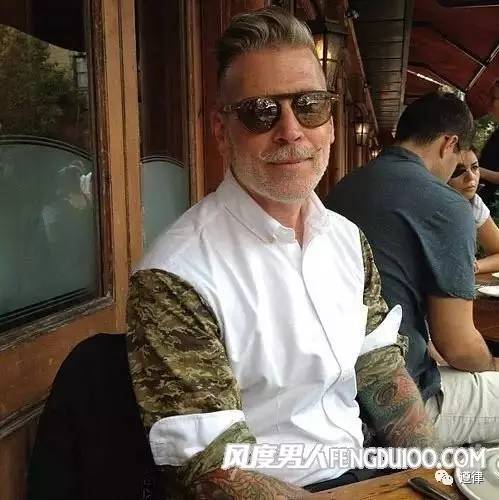 衬衫袖子怎么卷,衬衫怎么把袖子撸起来