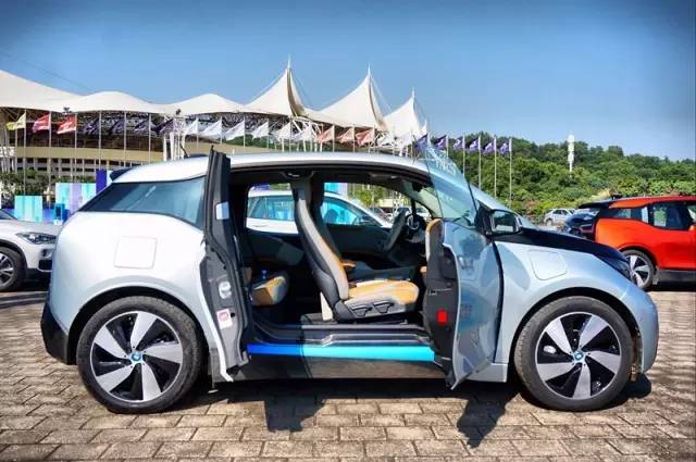 宝马新能源车的性能,被称为电动“伪超跑”的宝马i8