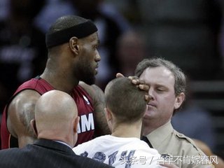 还记得当时赢球的喜悦吗,还记得那个冲进赛场的骑士球迷吗