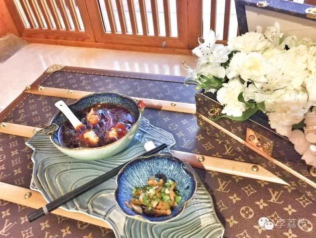 我在LV展价值20万人民币的箱子上吃了一顿老北京饺子