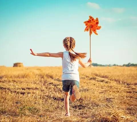 孩子嘴角皲裂怎么治,宝宝嘴角开裂长泡溃烂是缺什么