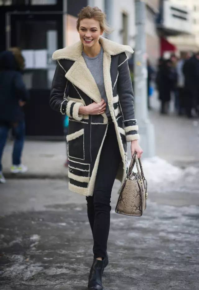 驼色羊羔毛外套搭配什么裤子好看 (低领羊羔毛外套搭配什么围巾合适)