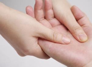 冬季干燥，如何对付指甲倒刺、干燥和脱皮