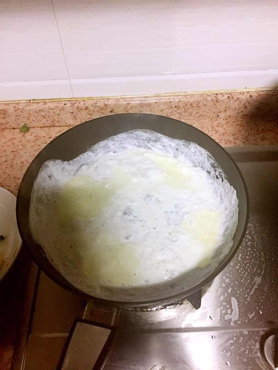 昨天剩的米饭怎么做蛋炒饭,黄金炒饭怎么炒才好吃