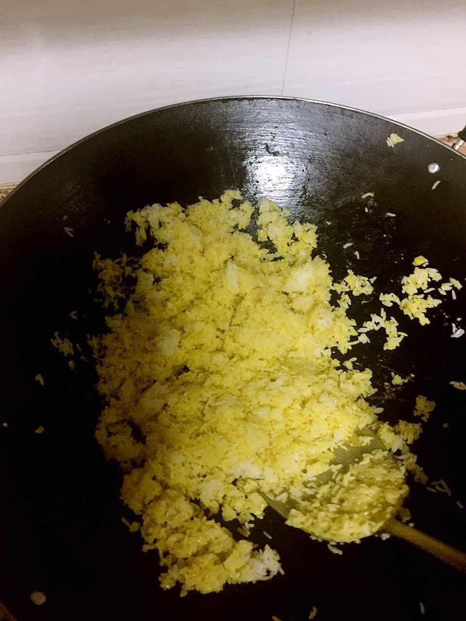 昨天剩的米饭怎么做蛋炒饭,黄金炒饭怎么炒才好吃