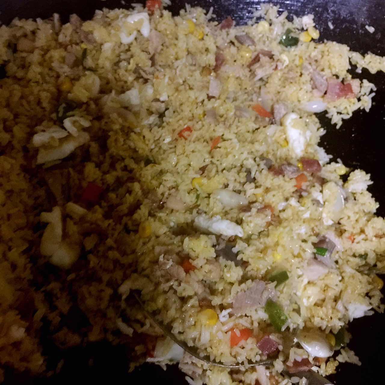 昨天剩的米饭怎么做蛋炒饭,黄金炒饭怎么炒才好吃