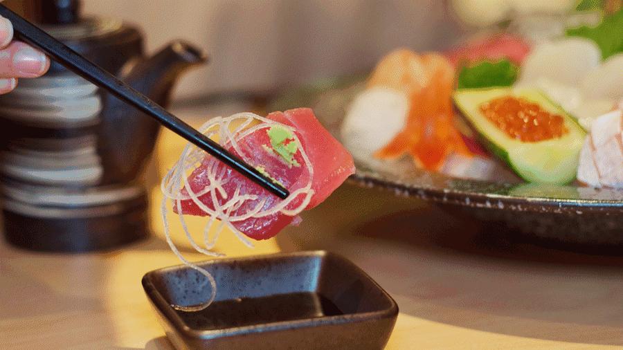 一口一个日式寿司,来一口大乌冬面