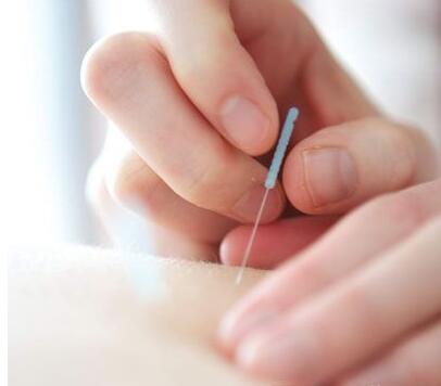 爷爷给2岁孙子扎针放血治抽搐,爷爷给孙子扎针放血治抽搐