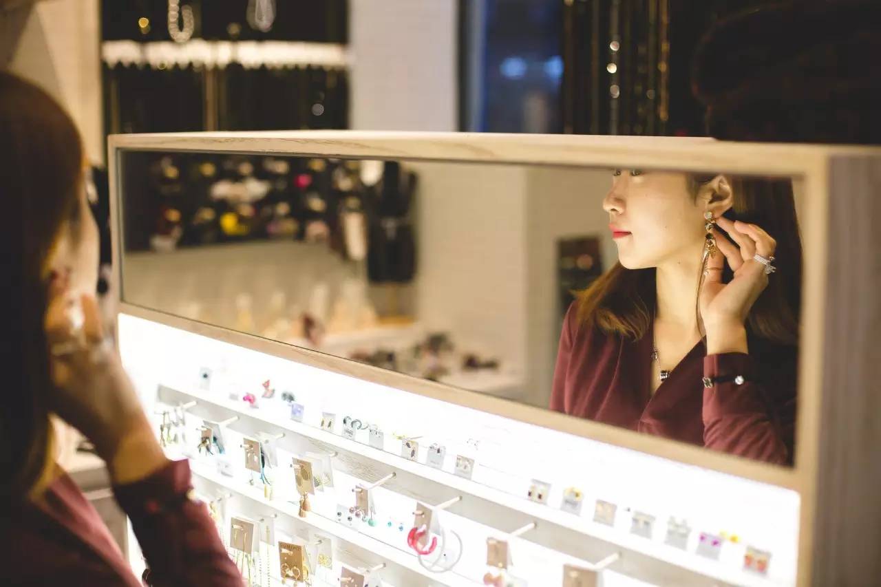 闺蜜聚会去哪好？来「GUMIHO」几个女孩把饰品店开在咖啡馆