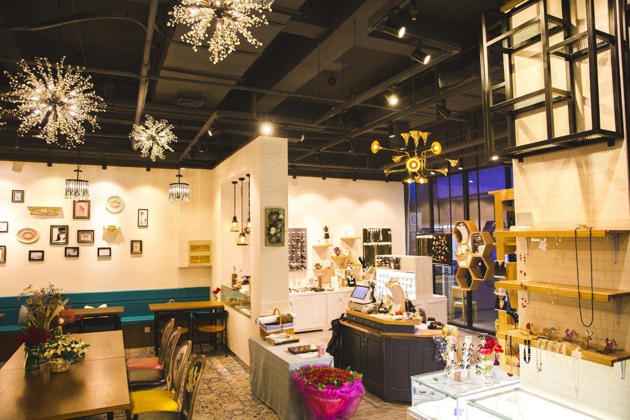 闺蜜聚会去哪好？来「GUMIHO」几个女孩把饰品店开在咖啡馆