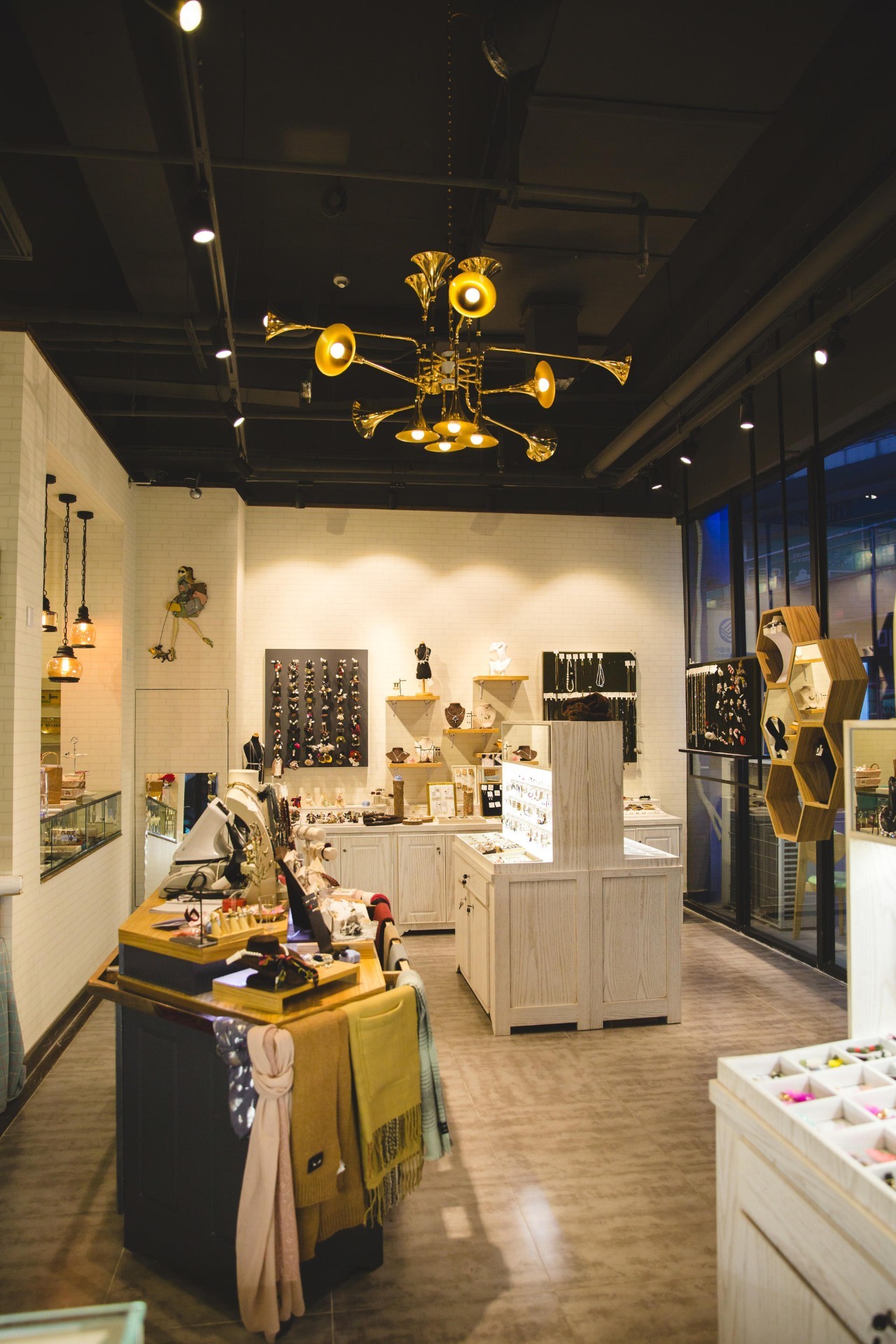 闺蜜聚会去哪好？来「GUMIHO」几个女孩把饰品店开在咖啡馆