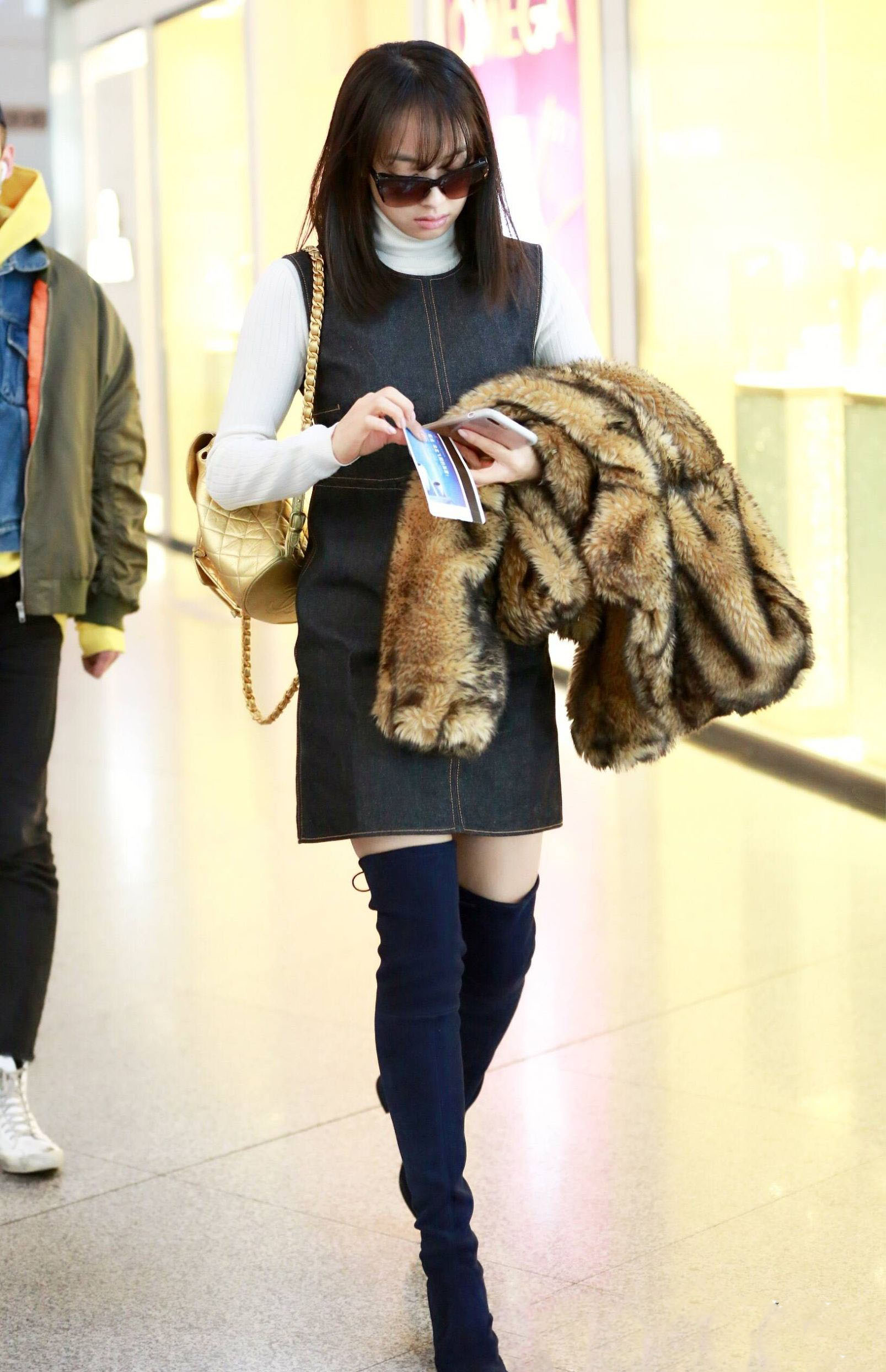 宋茜和周冬雨街拍,宋茜周冬雨穿衣搭配