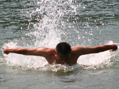 冬泳恢复体温消耗热量,冬泳可以锻炼意志和提升免疫力