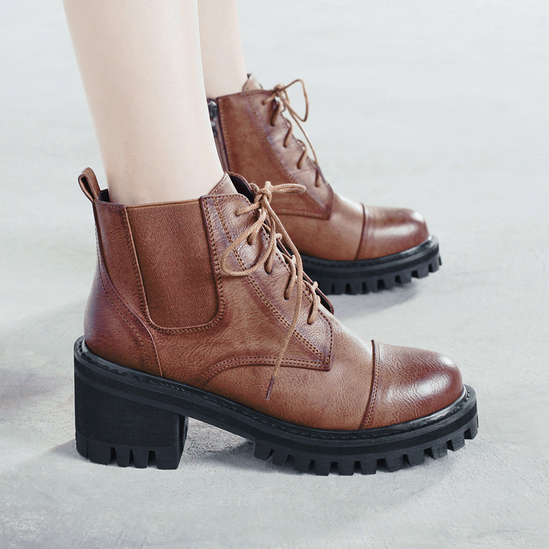 百搭神器短靴不管是出街还是约会都能轻松搞定很有范儿哦！