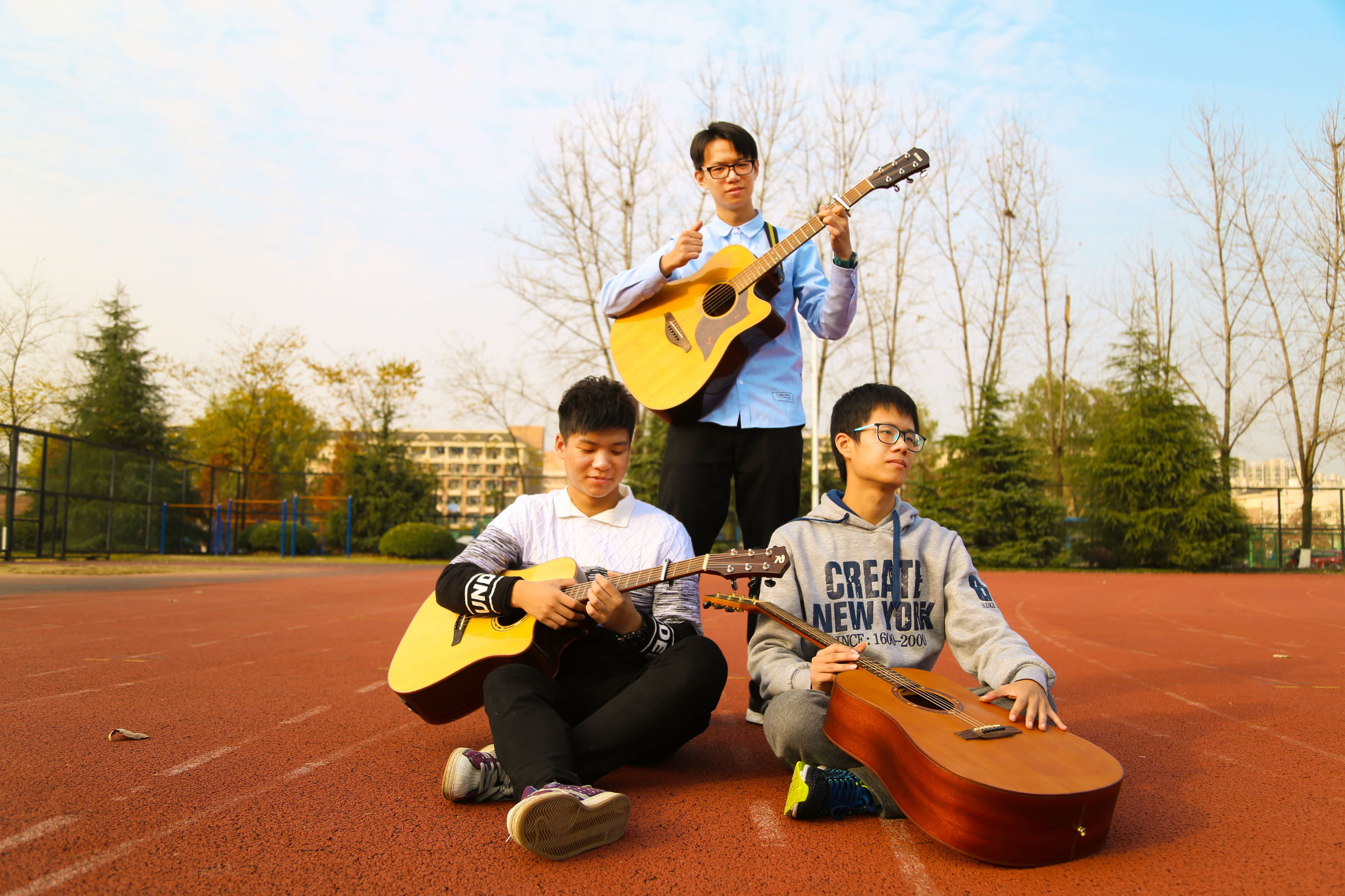 会弹吉他的男生真的很加分吗,会弹吉他学习好的男生