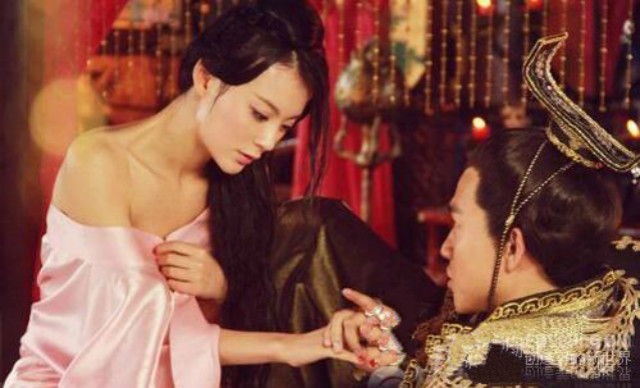 他是“疯暴”皇帝，不仅欺负亲娘岳母还在灵堂前奸污大臣的遗孀