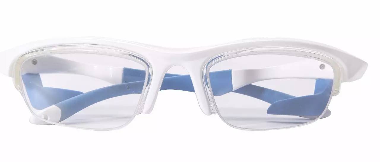 戴了20年的眼镜终于可以摘下来了,戴鼻托掉了的眼镜