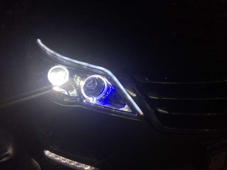 宝骏560原厂大灯广西彤明车灯,宝骏560改led双光透镜路面效果