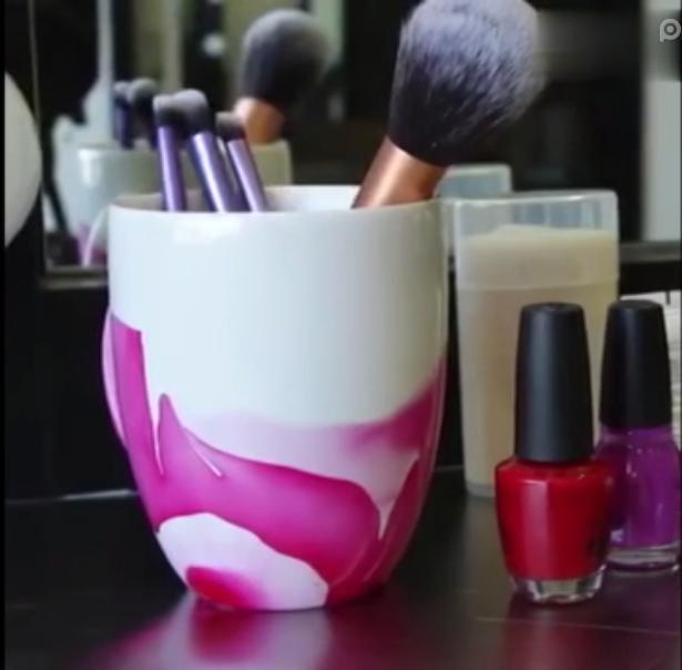 白色杯子放到指甲油的水里,1秒后神奇的事发生了!美爆了!