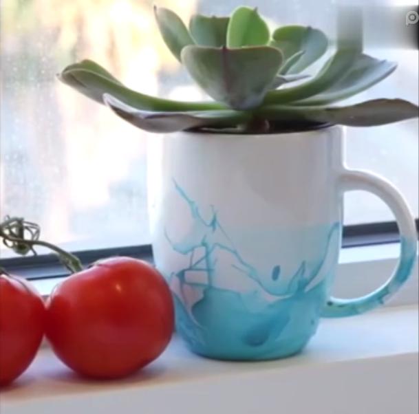 白色杯子放到指甲油的水里,1秒后神奇的事发生了!美爆了!