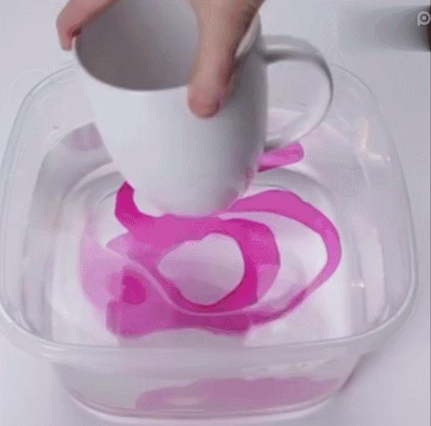 白色杯子放到指甲油的水里,1秒后神奇的事发生了!美爆了!