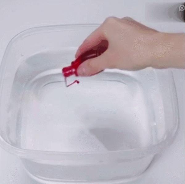 白色杯子放到指甲油的水里,1秒后神奇的事发生了!美爆了!