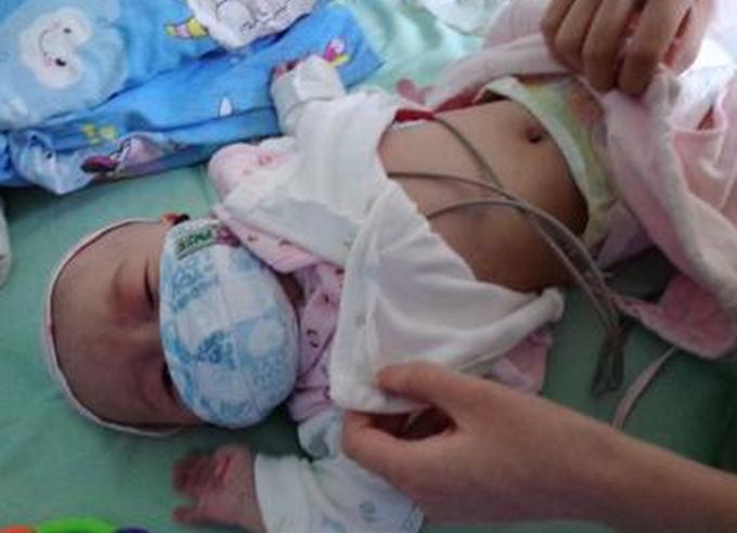 快八个月的宝宝吐奶怎么回事,八个多月的宝宝吐奶什么原因