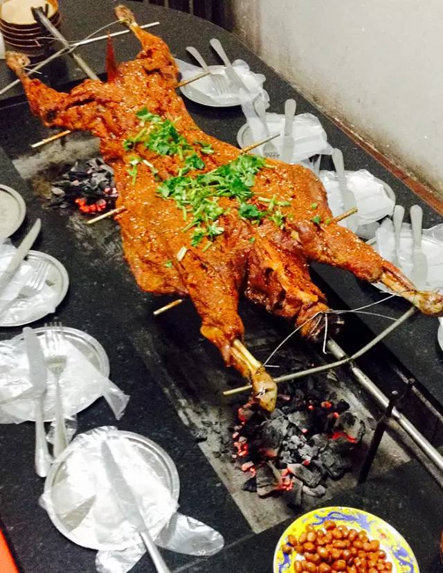 我要投诉这些店！藏在卡卡角角的烂棚棚，排队排了3天才吃到！