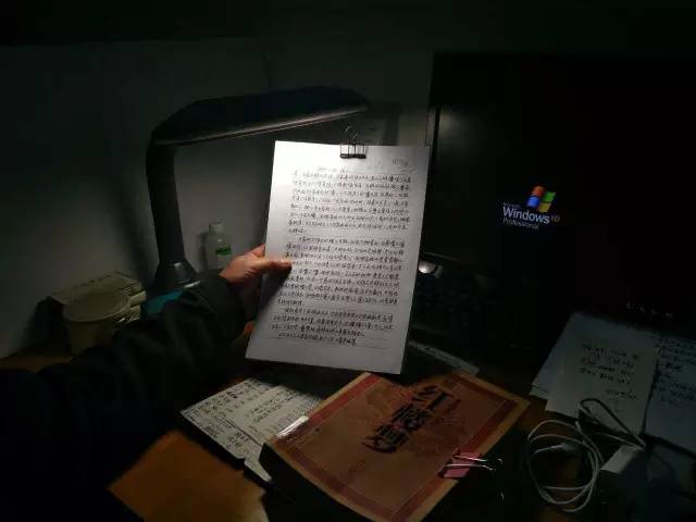 浙传图书馆方大爷要暂别我们了！考研的同学特意买了花为他送行