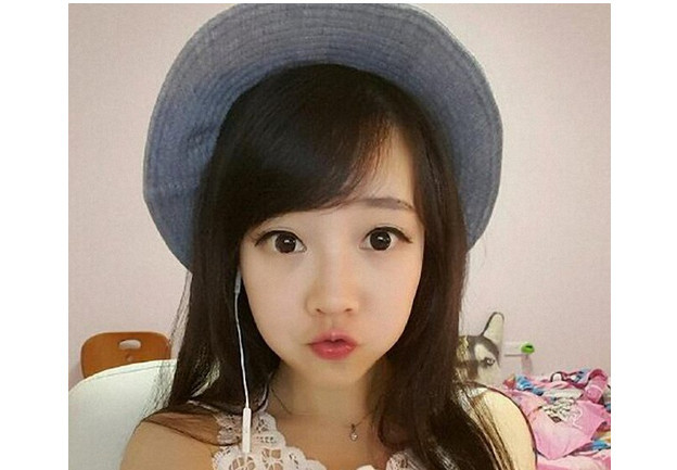 当张琪格站在冯提莫旁边时,才知道1米5并不是传言