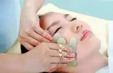 刮痧的手法技巧,刮痧刮腿的正确手法视频