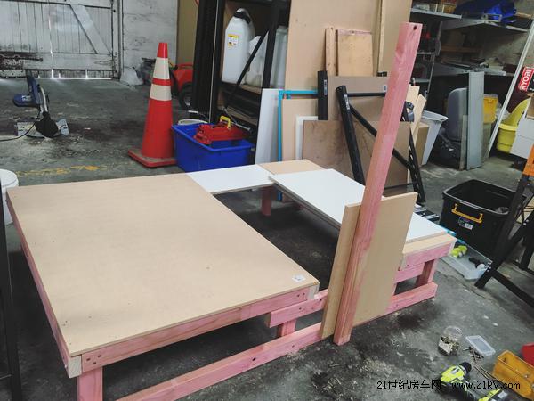 四川夫妻自改房车旅行,成都妹子环游世界