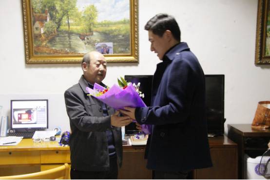 浙传图书馆方大爷要暂别我们了！考研的同学特意买了花为他送行