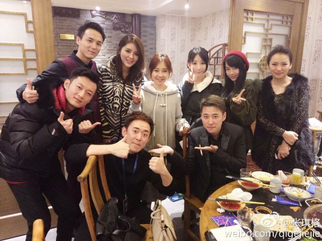 当张琪格站在冯提莫旁边时,才知道1米5并不是传言