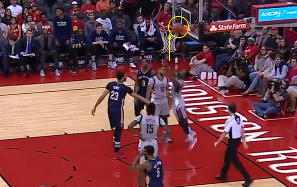 黑贝好萌！个矮捞不着球，只能从篮筐下面捅回去了