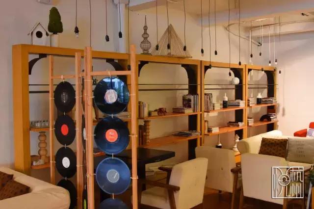 见过了那么多食堂,这家公司却为了员工吃得更好包下了一整片农场