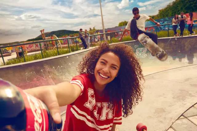 可口可乐反转瓶瓶装营销新玩法,可口可乐瓶的营销