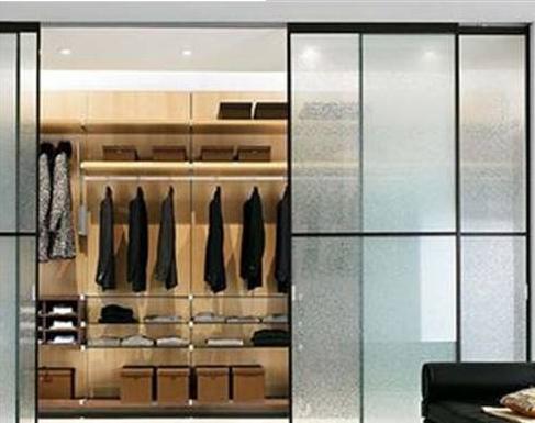 家里衣柜门用什么玻璃好,玻璃门衣柜怎么选柜体颜色