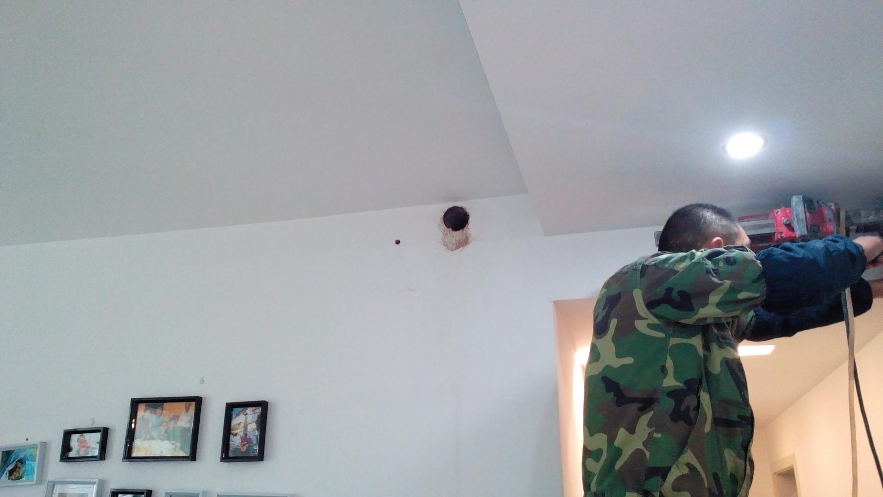 师傅赶工给墙面打孔会损坏墙体吗,工人打孔打坏瓷砖