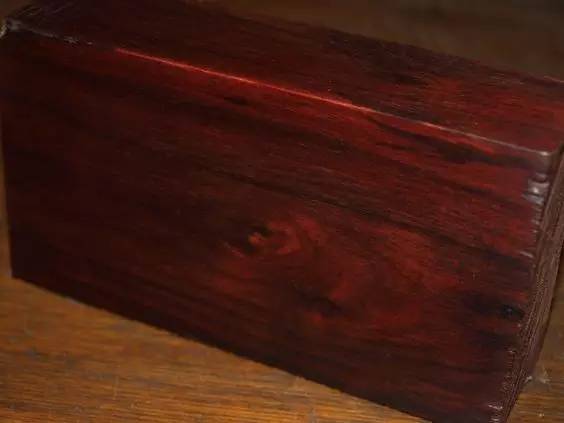 真正的紫檀树,真正的紫檀木材