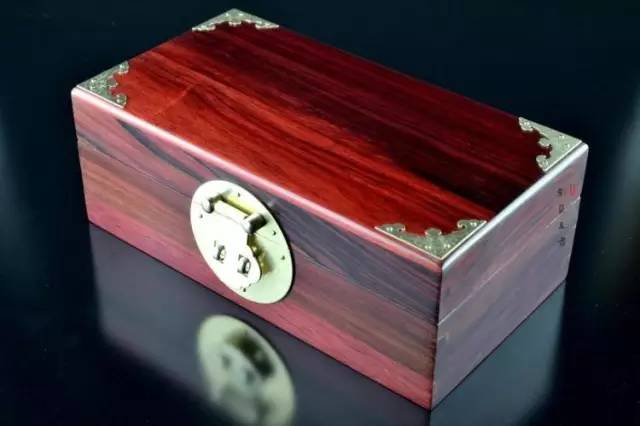 真正的紫檀树,真正的紫檀木材