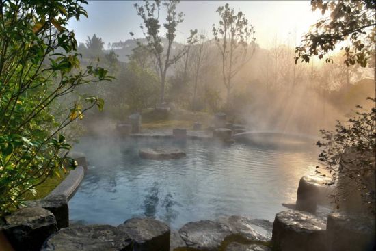 泡温泉是对冬天最起码的尊重！韵航推荐半月山温泉之旅