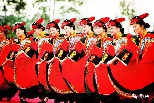 彝族特色菜肴坨坨肉图片,彝族特色酒